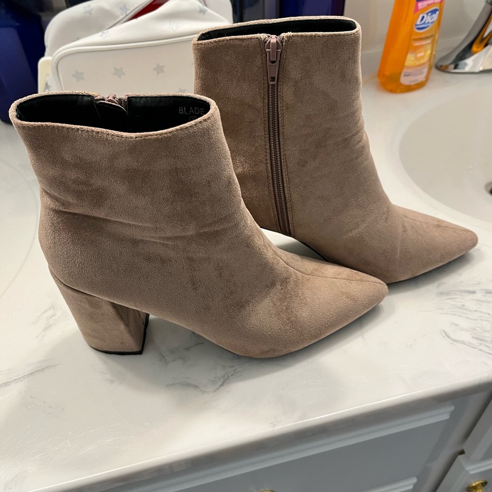 Fashion Nova size 9 tan suede booties